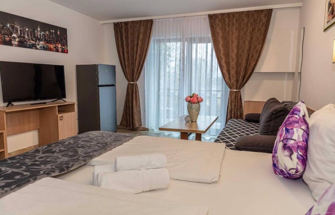Zimmer mit vier Betten und Balkon
